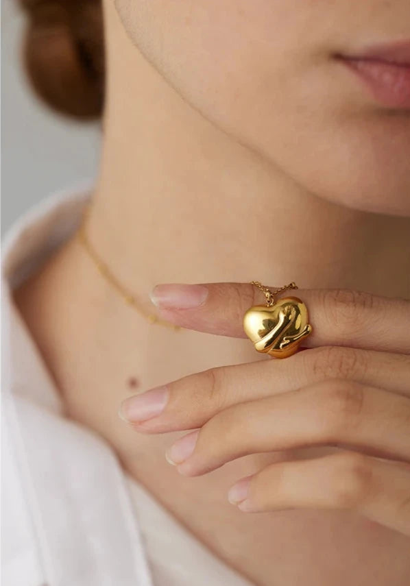 Colar Coracao Abracado Banhado a Ouro 18k