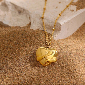 Para Minha Neta - Colar Coração Abraçado Banhado a Ouro 18k